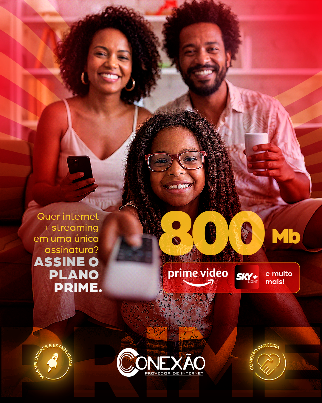 Família conectada com o Plano Prime de 800 Mb da Conexão BA